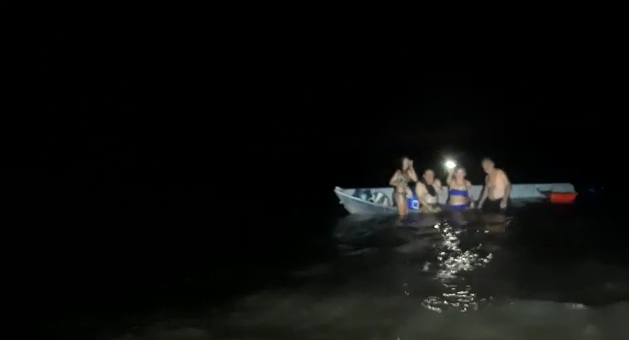 Corpo de Bombeiros resgata vítimas de naufrágio no Vaza Barris