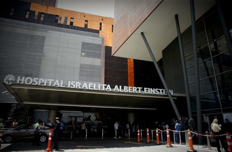 BRA50. SAO PAULO (BRASIL), 23/11/2018.- Vista exterior del hospital Albert Einstein en Sao Paulo (Brasil) donde el presidente electo de Brasil Jair Bolsonaro será sometido hoy, a diversos exámenes médicos con miras a la operación prevista para el 12 de diciembre, en la que se le retirará la bolsa externa para depositar temporalmente las heces (colostomía). EFE/Fenando Bizerra