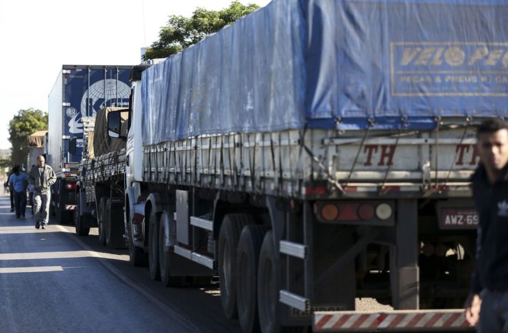 Caminhoneiros fazem protesto contra a alta no preço dos combustíveis na BR-040, próximo a Brasília.