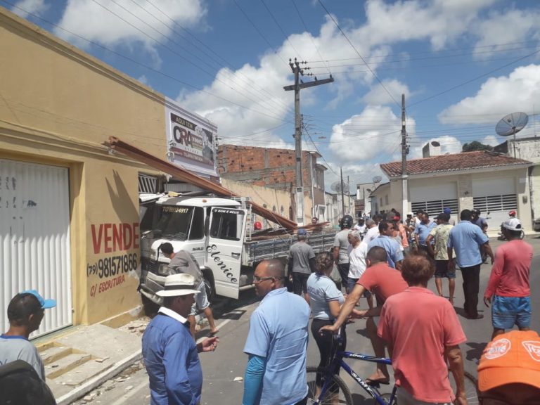 Com motorista embriagado, caminhão invade lanchonete em Tobias Barreto