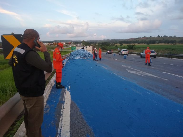Caminhão tomba na BR 101 e espalha material usado na fabricação de embalagens