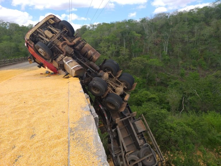 Caminhão carregado de milho capota na ponte entre Simão Dias e Pinhão