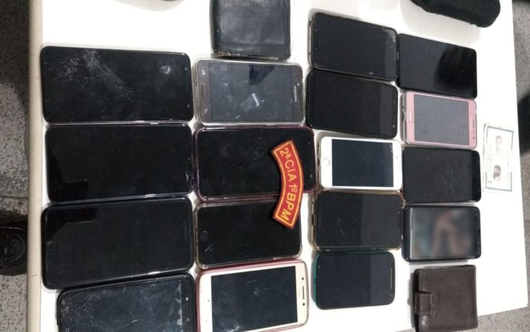 Homens são presos com 17 celulares roubados