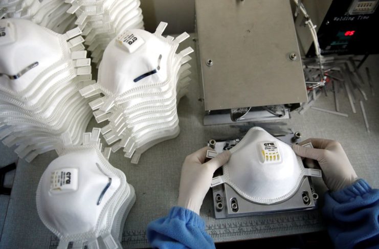 Os trabalhadores produzem máscaras faciais à medida que a demanda por sua produção aumenta rapidamente e se esforça para atender aos pedidos, nas instalações de um fabricante turco em Istambul, Turquia, em 30 de janeiro de 2020.