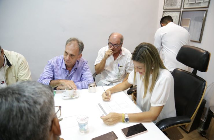 Prefeita assinou autorizações para a pavimentação de ruas nos povoados Colônia Treze, Brasília e Jenipapo
