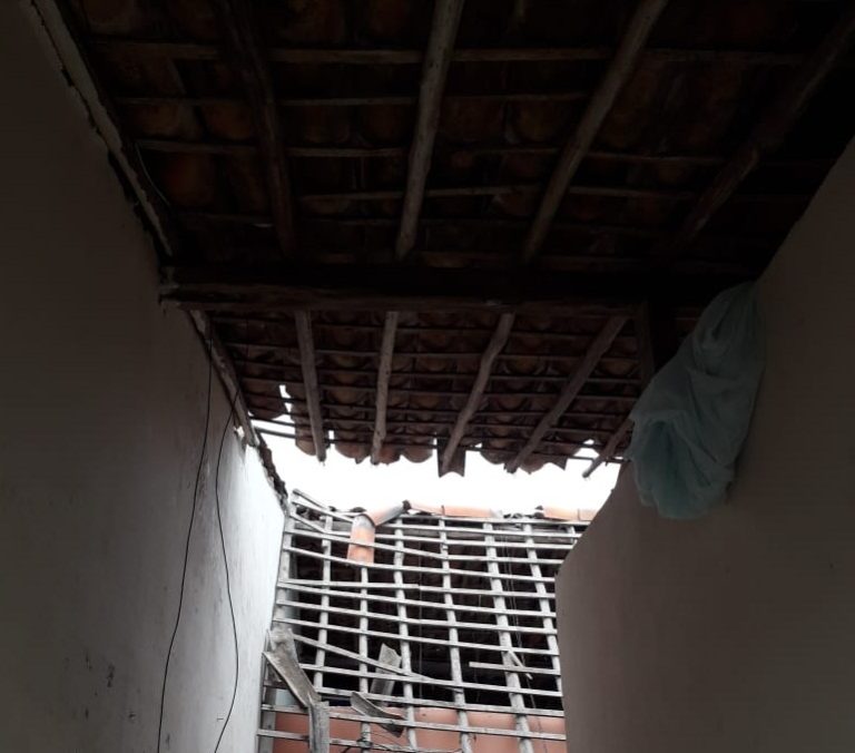 Telhado de casa desaba, em Lagarto, enquanto família dormia