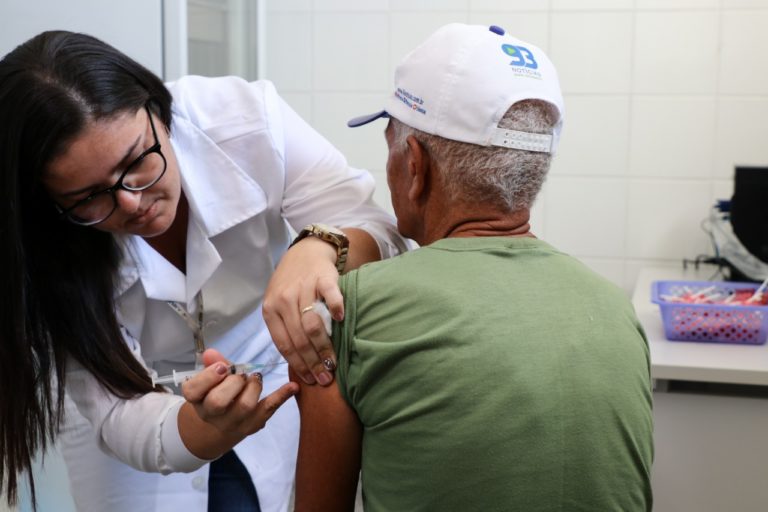 Sergipe atinge 100% de cobertura vacinal contra gripe em idosos