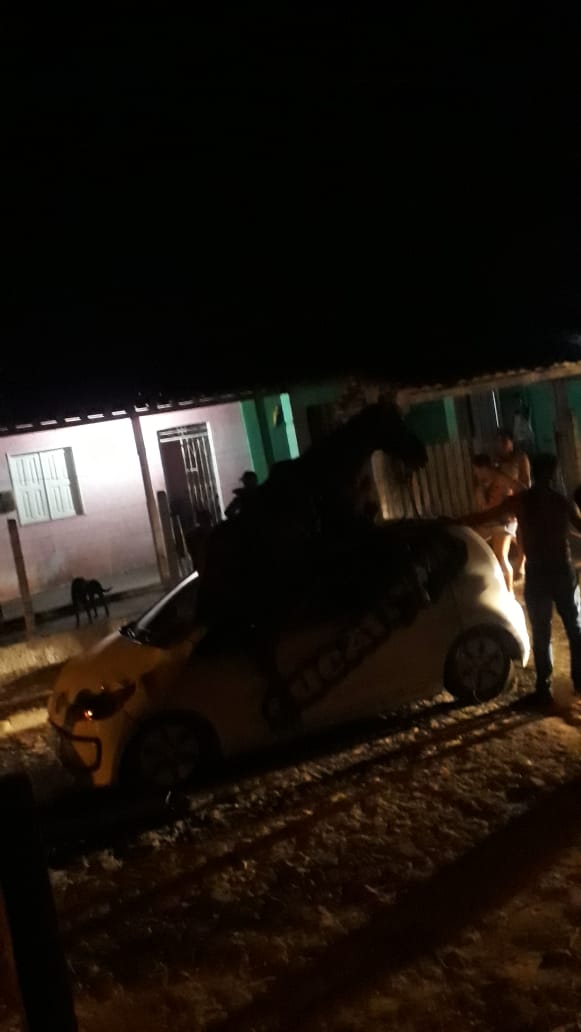 Cavalo fica sobre veículo após colisão no povoado Brejo