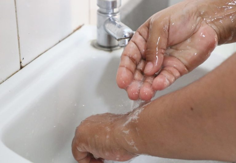 Covid-19: Infectologista explica como higienizar corretamente as mãos