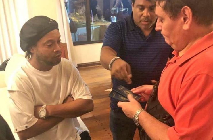 xRONALDINHO.jpg.pagespeed.ic.-5QaCBnUNm