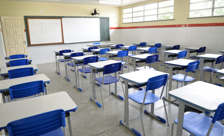 Professores da rede pública decidem não retomar aulas presenciais nesta terça-feira, 17