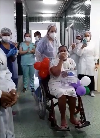 Huse festeja primeira paciente curada do Covid-19 na unidade