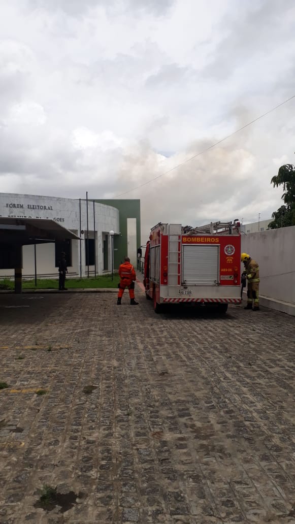 Bombeiros controlam início de incêndio no Cartório Eleitoral de Simão Dias