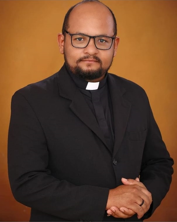 Internado, Padre Paulo Seza está melhorando da covid-19