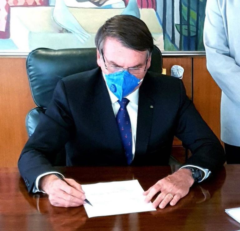 Bolsonaro autoriza campanha por distanciamento e uso de máscara