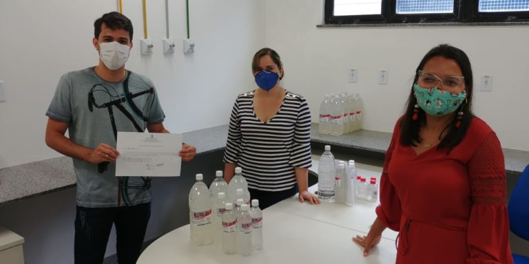 Departamento de Farmácia da UFS doa produção  álcool em Lagarto