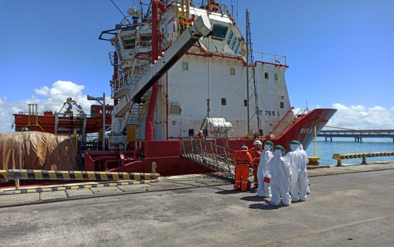 Tripulantes de barco rebocador ancorado em Sergipe testam positivo para Covid-19