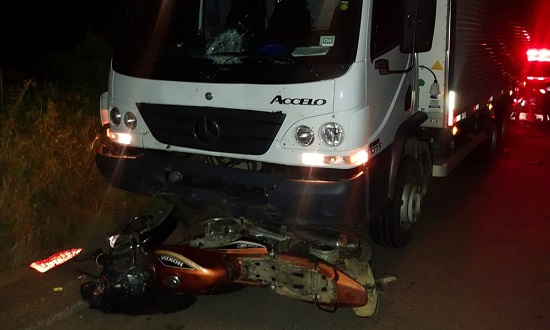 Idoso morre após motocicleta colidir de frente com um caminhão em rodovia estadual
