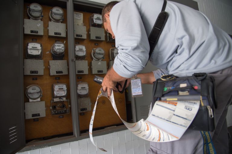 Famílias de baixa renda podem ser incluídas automaticamente na tarifa social de luz