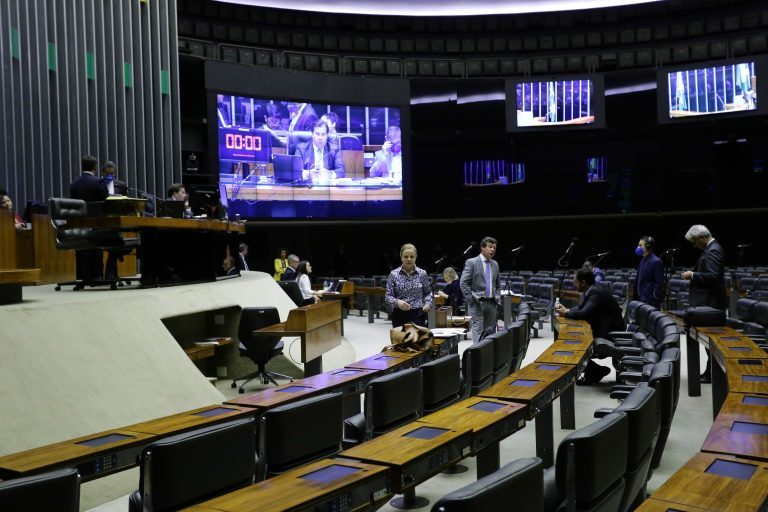 Plenário pode votar PEC do “orçamento de guerra” nesta terça-feira