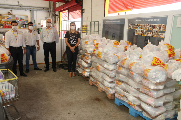 Hilda comemora doação de cestas básicas da Fasouto à assistência social de Lagarto