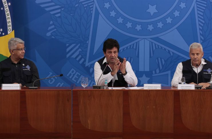 O secretário de Vigilância em Saúde, Wanderson Kleber de Oliveira, o ministro da Saúde, Luiz Henrique Mandetta,e o secretário-executivo do Ministério da Saúde, João Gabbardo dos Reis, durante a coletiva de imprensa sobre à infecção pelo novo cor