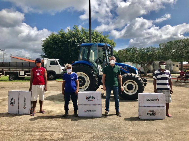 Fábio Reis entrega de kits de irrigação e trator em Pedrinhas