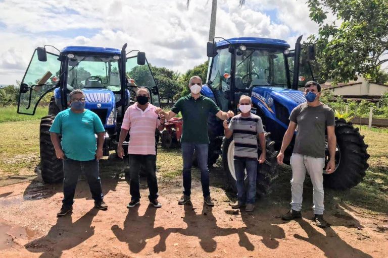 Fábio Reis entrega tratores e kits de irrigação em Lagarto