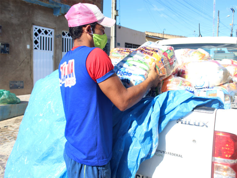 Servidores do IFS Lagarto distribuem cestas básicas aos alunos mais vulneráveis