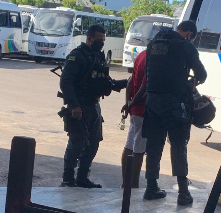 7ºBPM prende ex-presidiário por tráfico de drogas na rodoviária de Lagarto