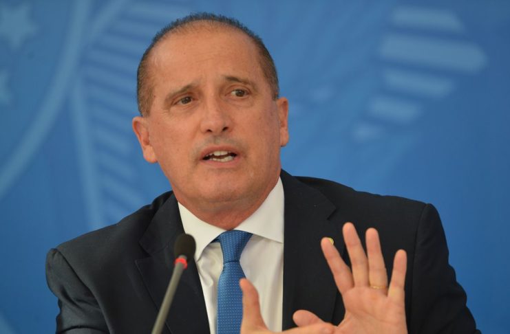 O presidente da Caixa Econômica Federal, Pedro Guimarães, e os ministros da economia, Paulo Guedes e da Cidadania, Onyx Lorenzoni falam à imprensa no Palácio do Planalto