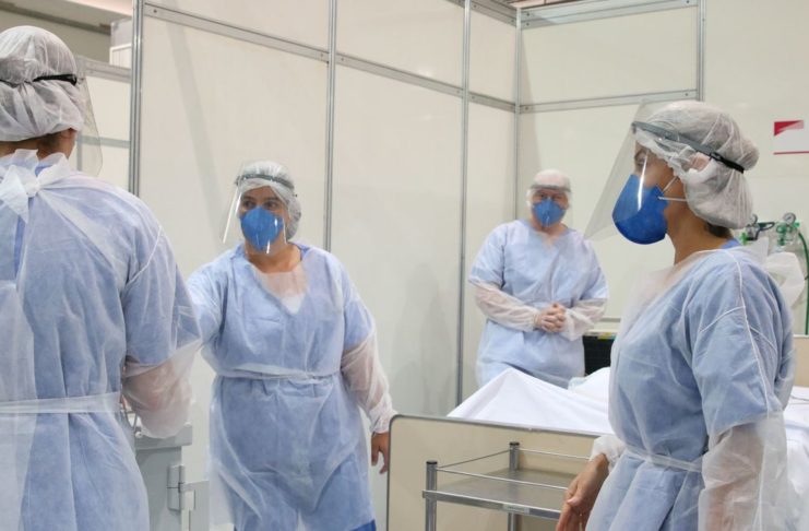 Médicos fazem treinamento no hospital de campanha para tratamento de covid-19 do Complexo Esportivo do Ibirapuera.