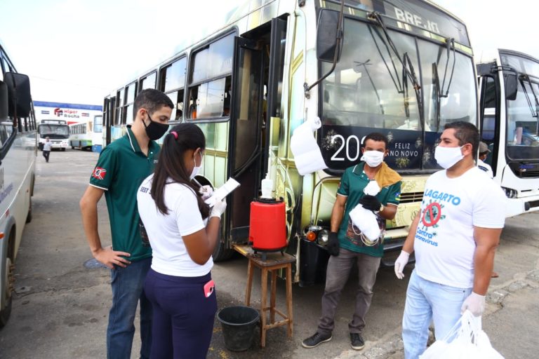 Prefeitura de Lagarto entrega kits de higiene a trabalhadores do transporte