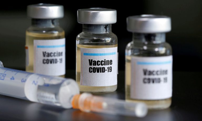 Fiocruz deve receber mais duas remessas de insumo para vacinas em maio