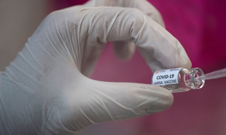 Vacinas poderão controlar a covid-19, mas não acabarão com a circulação da doença, diz pesquisador