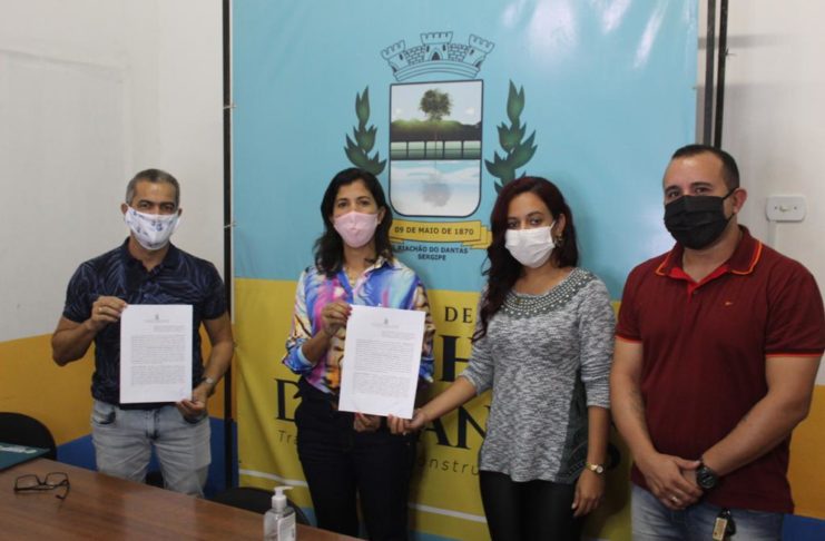 Termo foi assinado no gabinete da prefeita Simone Andrade (PSD)