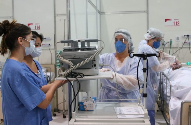 Médicos fazem treinamento no hospital de campanha para tratamento de covid-19 do Complexo Esportivo do Ibirapuera.