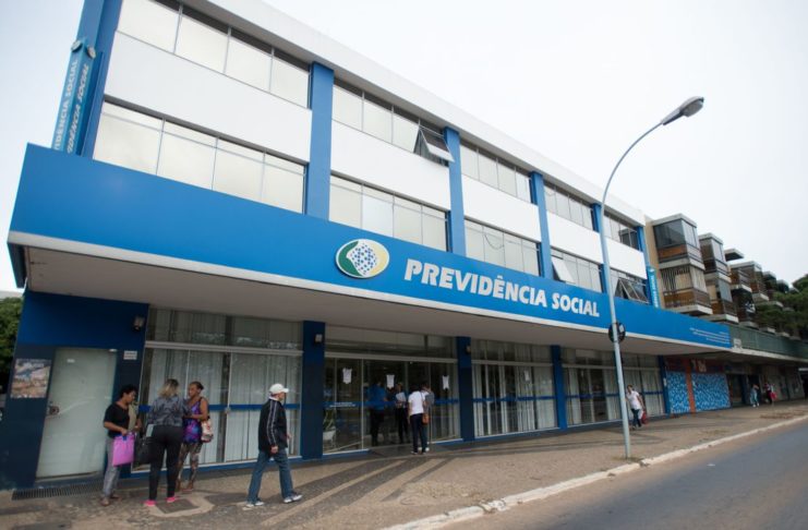 Servidores do Instituto Nacional do Seguro Social (INSS) entraram em greve por tempo indeterminado. Eles reivindicam reajuste salarial de 27,5% e melhores condições de trabalho (Marcelo Camargo/Agência Brasil)
