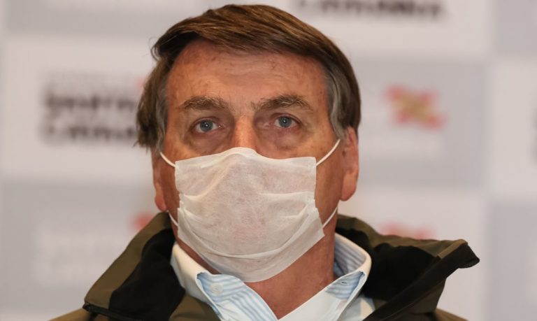 No Equador, Bolsonaro diz que dá ‘mau exemplo’ ao não usar máscara