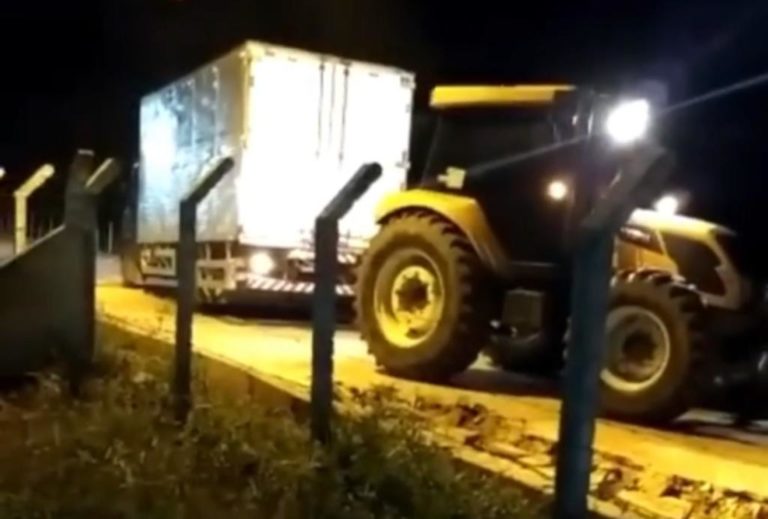 Caminhão danifica calçamento de via rural no povoado Brejo