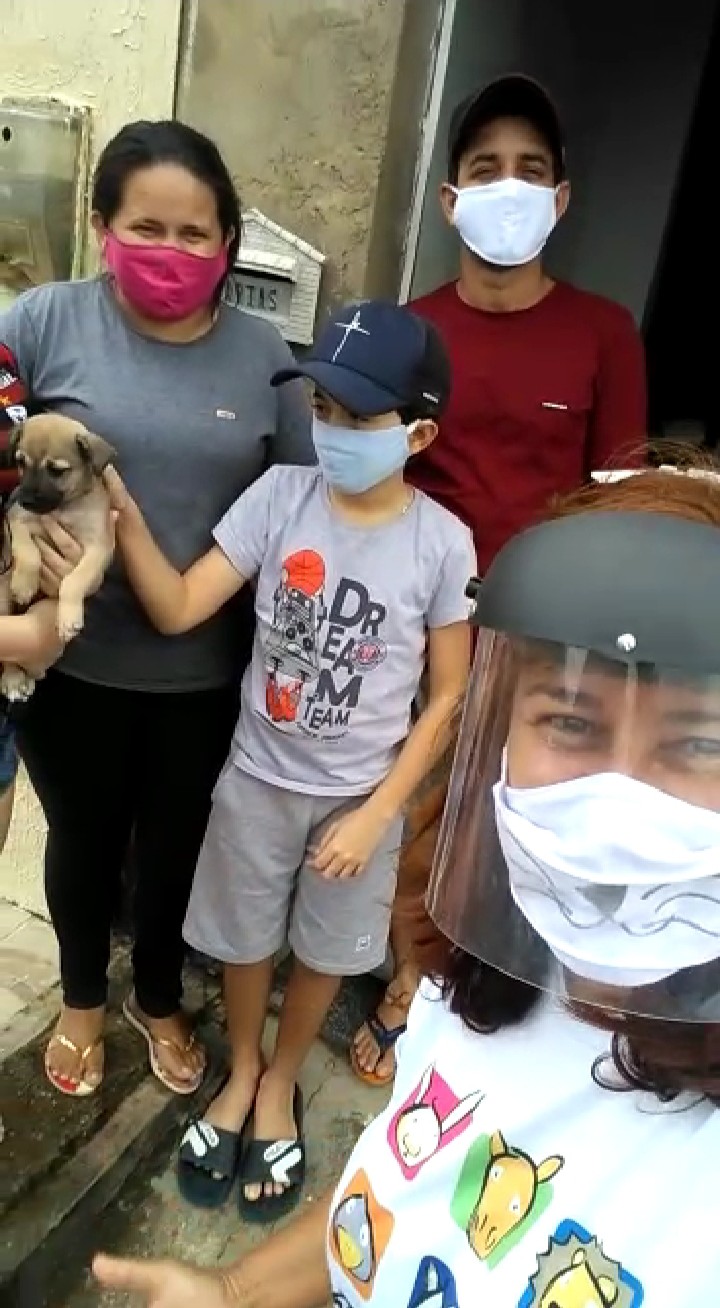 Vera Silva realiza doação de cãozinho abandonado para família de Lagarto