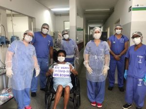 Idosa de 78 anos vence a Covid-19 e recebe alta hospitalar