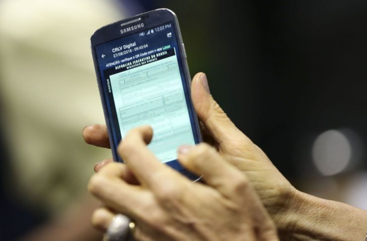 A diretora-presidente do Serpro, Glória Guimarães, apresenta a versão digital do Certificado de Registro e Licenciamento de Veículo (CRLVe).