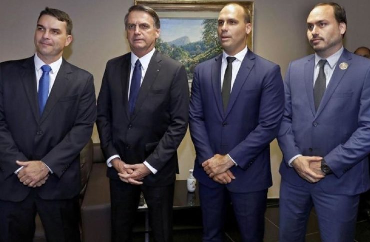 jair-bolsonaro-acompanhado-dos-filhos-flavio-eduardo-e-carlos-1582792891395_v2_1153x682