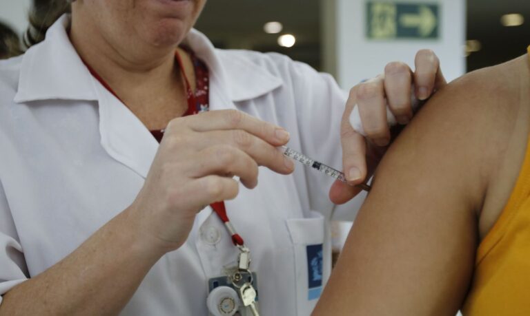 Vacinação contra sarampo para quem tem de 20 a 49 anos é prorrogada