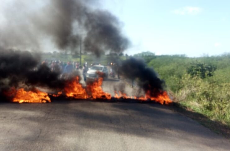 Populares queimaram pneus em forma de protesto