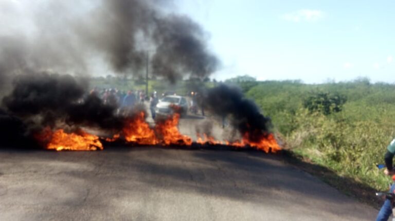 Manifestantes interditam rodovia que liga Lagarto a Itaporanga D’Ajuda