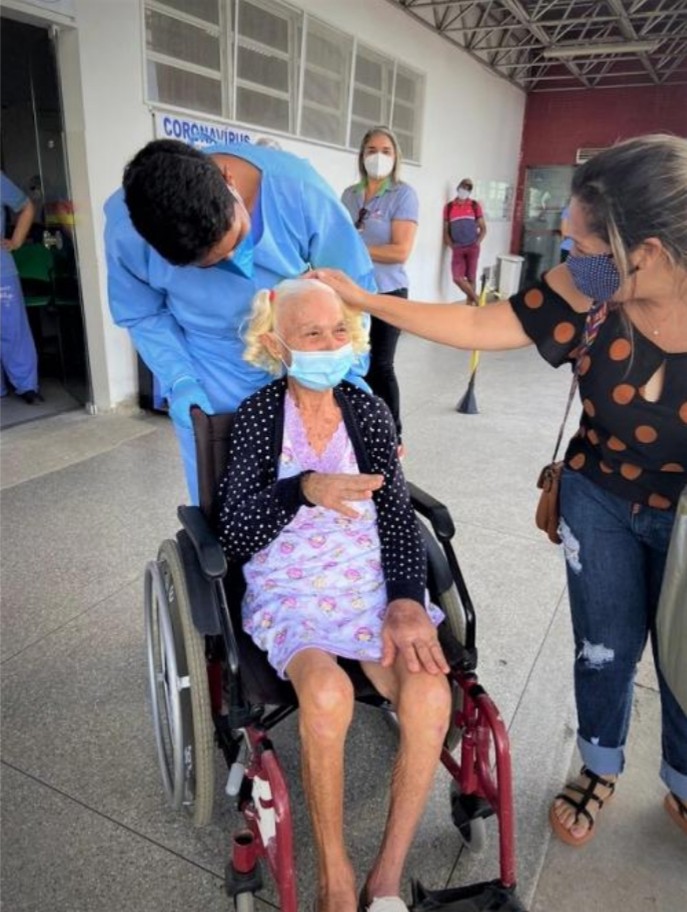 Alta de paciente de 82 anos é comemorada por familiares e colaboradores do HUL