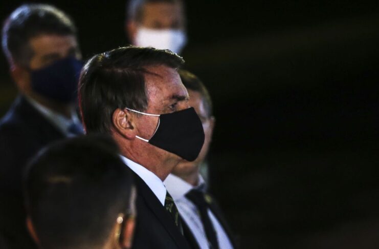O presidente Jair Bolsonaro fala à imprensa no Palácio da Alvorada