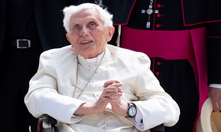 Ex-papa Bento XVI está gravemente doente, diz jornal